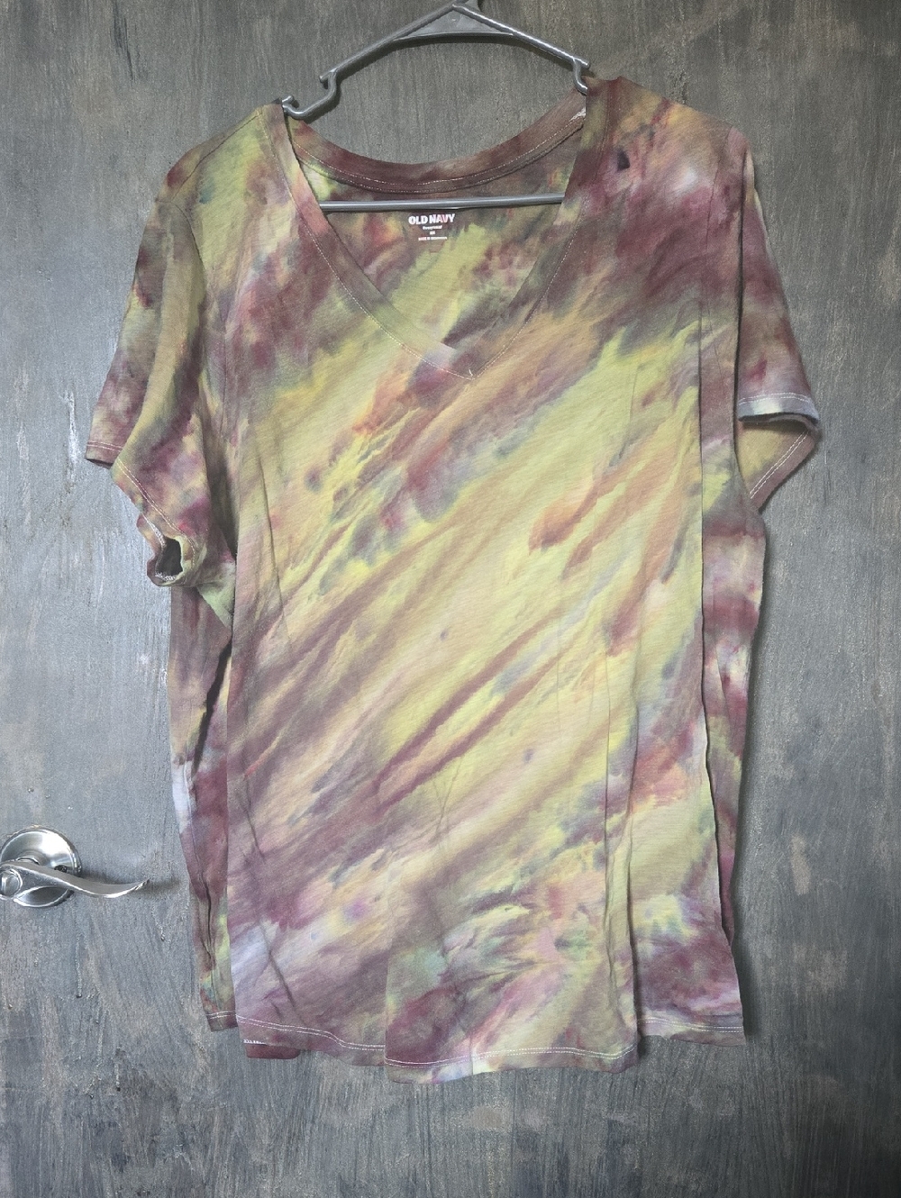 Old Navy Women's Diagonal Tie-Dye V-Neck Tee in Olive Green & Burgundy